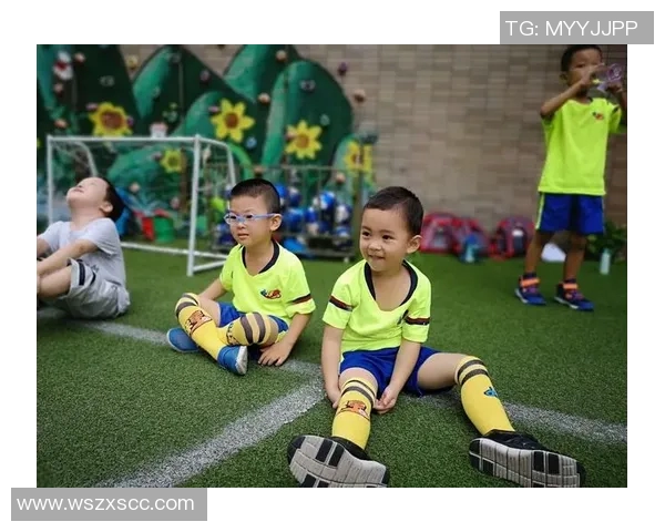 足球明星与孩子们共舞欢乐时刻展现亲子互动的温馨视频